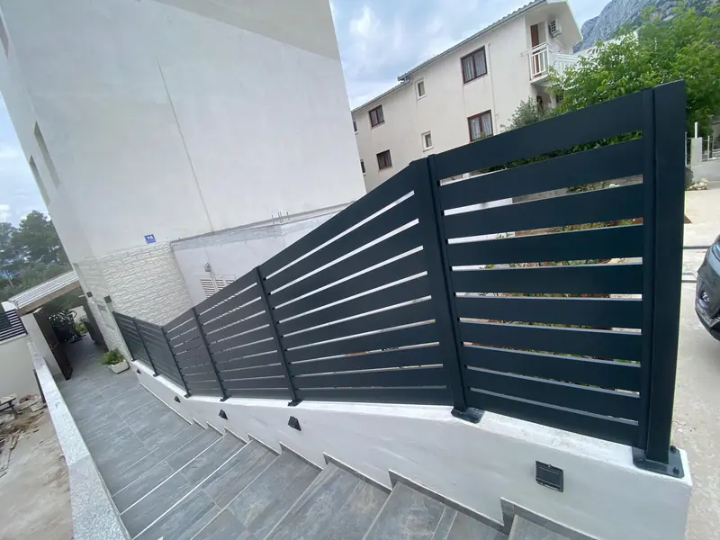 Aluminijska ograda s vodoravnim lamelama uz stepenice